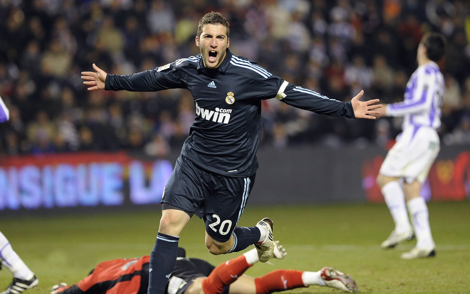 意甲比赛紧张激烈，精彩场面不断涌现，意甲赛事集锦